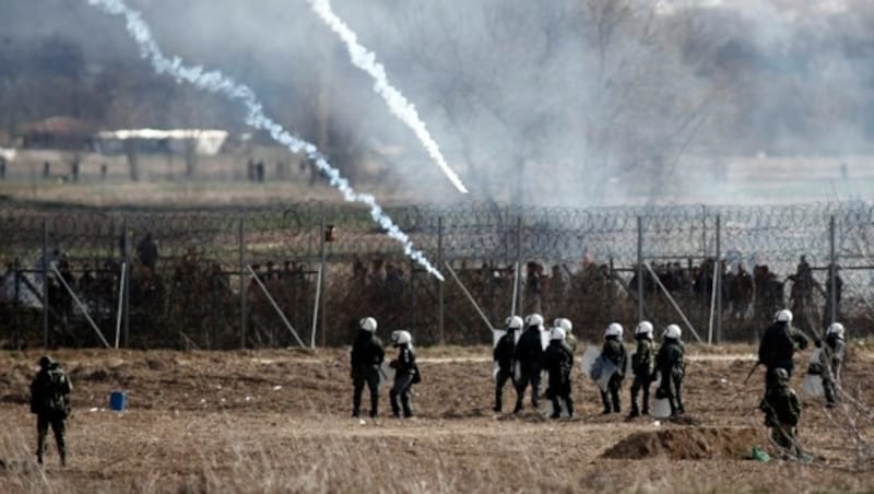 Griechische Grenzschützer und Armeeeinheiten an der türkisch-griechischen Grenze (Bild: AP)