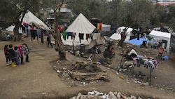 Migrantinnen und Migranten in einem Lager auf Lesbos (Archivbild) (Bild: AFP)