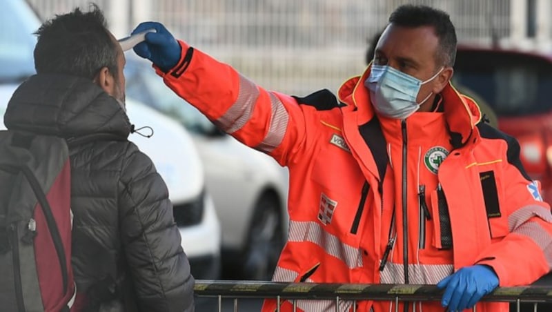Fieberkontrollen vor dem Juventus- Stadion (Bild: AFP)