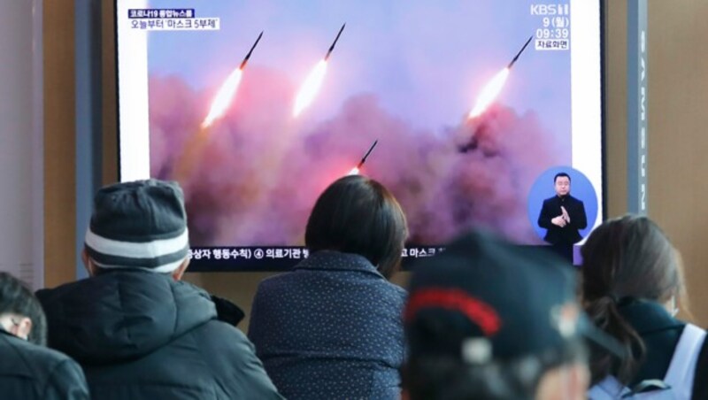 Menschen verfolgen in einem Bahnhof im südkoreanischen Seoul eine Nachrichtensendung, die über einen Raketentest von Nordkorea berichtet. (Bild: AP)