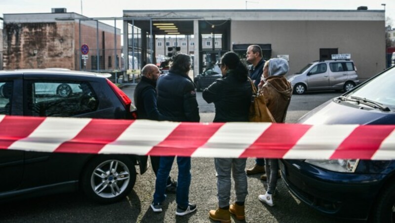 Angehörige der Gefängnisinsassen in Modena vor der Haftanstalt (Bild: AFP)