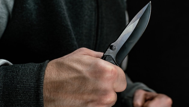 The robber threatened the 80-year-old with a knife (symbolic image). (Bild: stock.adobe.com)