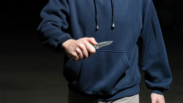Der Angreifer drohte mit einem Messer. (Bild: stock.adobe.com)