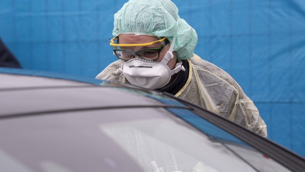 Coronavirus-Test bei einem Autofahrer (Bild: AFP)