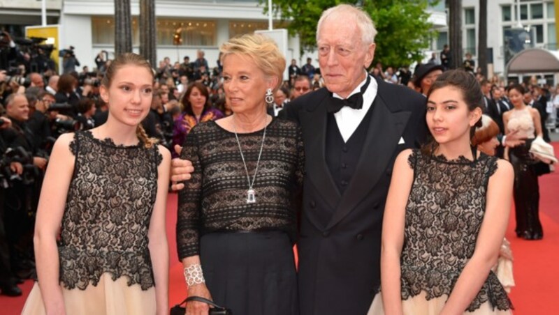 Max von Sydow (2ndR) mit Ehefrau Catherine Brelet und seinen zwei Enkeltöchtern in Cannes. (Bild: AFP)