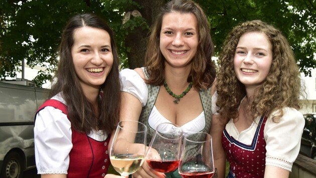 Vorfreude! Die im Sommer gekürten Weinhoheiten Beatrix, Katrin und Lisa (v. li.) regieren ihr erstes Weinjahr. (Bild: Heintz Richard)