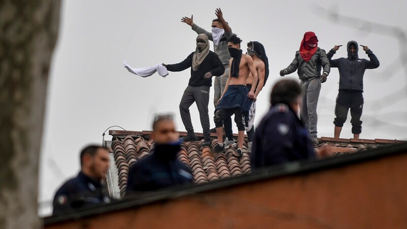 Insassen des San Vittore-Gefängnisses in Mailand bei einem Protest (Archivbild) (Bild: AP)