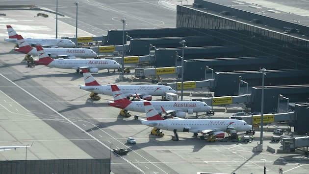 Das Flugprogramm der AUA wurde bereits letzte Woche wegen des Nachfrageeinbruchs stark ausgedünnt. (Bild: APA/HELMUT FOHRINGER)