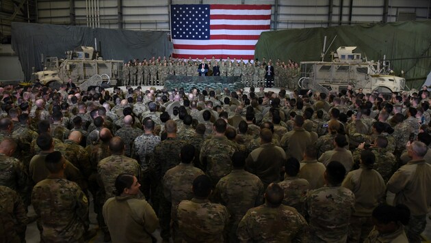 US-Präsident Donald Trump während eines Truppenbesuchs in Afghanistan 2019: Mittlerweile hat die US-Armee mit dem Rückzug begonnen. (Bild: AFP)