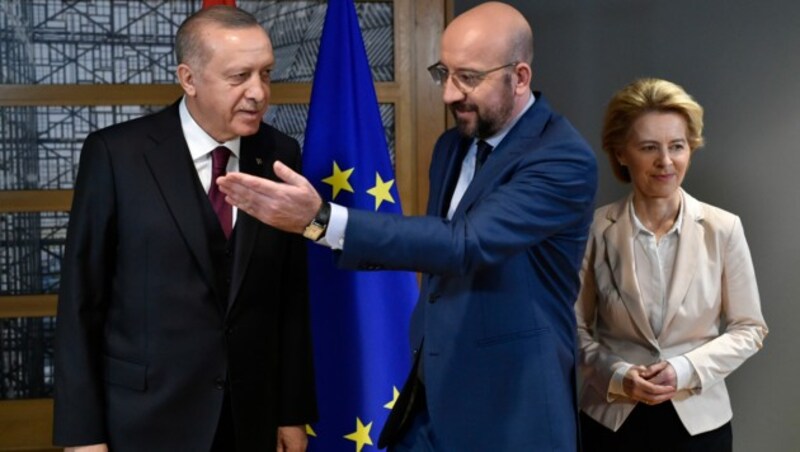 Der türkische Präsident Recep Tayyip Erdogan mit EU-Ratschef Charles Michel und EU-Kommissionspräsidentin Ursula von der Leyen (Bild: The Associated Press)