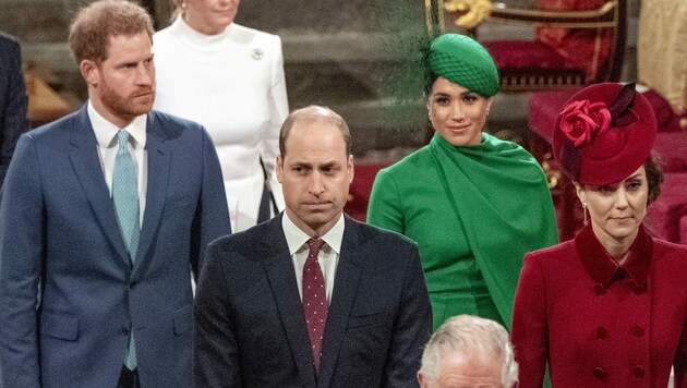Die Prinzen William und Harry verlassen mit ihren Frauen Herzogin Kate und Herzogin Meghan mit verkniffenen Gesichtern den Gottesdienst. (Bild: AFP or licensors)