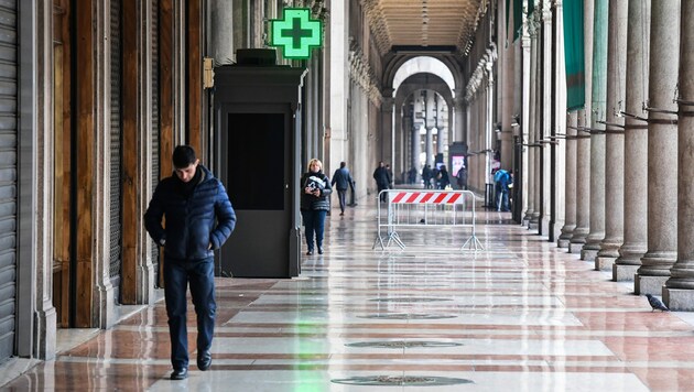 Sonst beliebte Einkaufsstraßen sind in Mailand nun verwaist. (Bild: AFP)