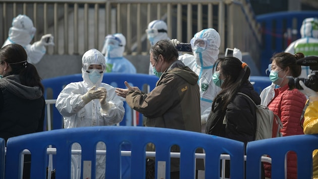 Menschen, die sich von dem Virus erholt haben, verlassen am das provisorische Krankenhaus Wuchan in Wuhan. (Bild: APA/AFP/STR)