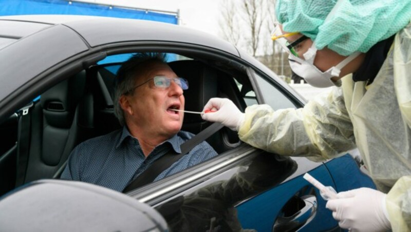 Der Leiter des Landratsamts, Peter Keck, führte vor, wie es geht. (Bild: AFP)