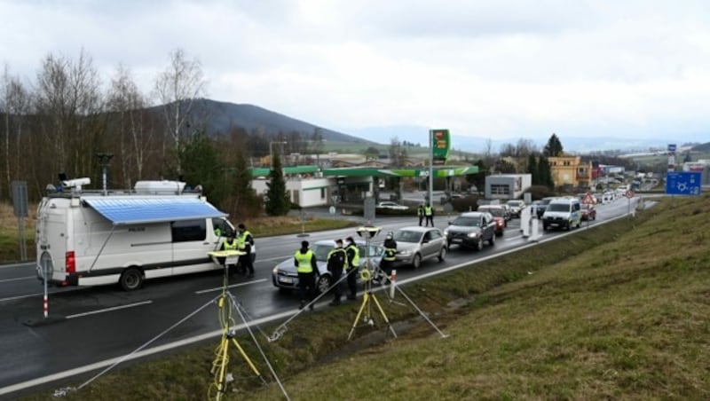 An der tschechischen Grenze bei Nova Kubice führt die Exekutive Temperaturkontrollen bei aus Deutschland einreisenden Autofahrern durch. (Bild: AFP)