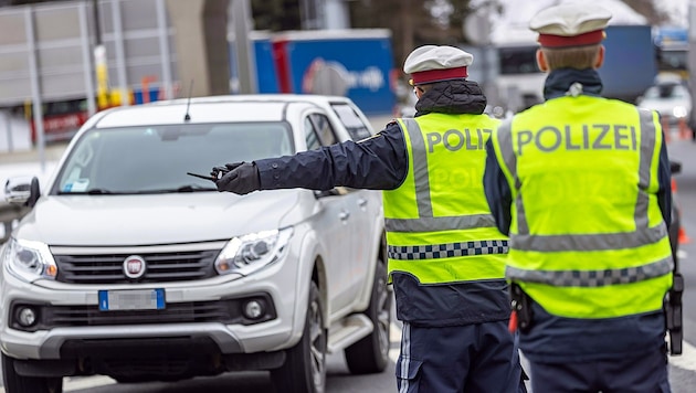 Symbolbild: Polizeikontrolle (Bild: APA/Expa/Johann Groder)