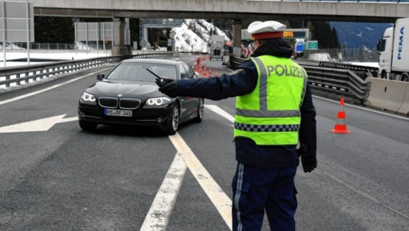 Pkw werden von der Polizei nach Zufallsprinzip ausgeleitet. (Bild: Andreas Fischer)