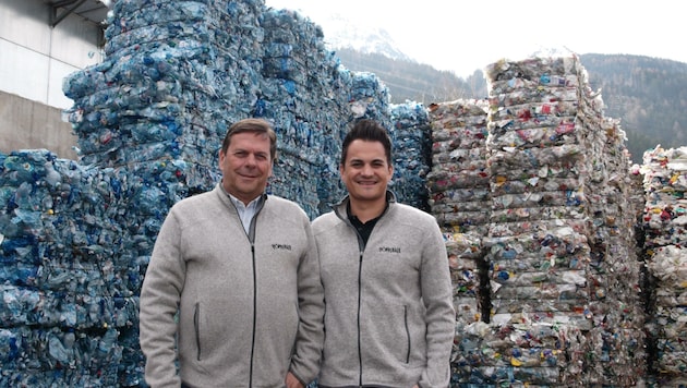 Harald (l.) und Thomas Höpperger hauchen dem Plastik neues Leben ein. (Bild: Daum Hubert)