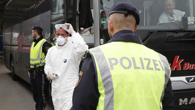 Eine Coronavirus-Kontrolle am Kärntner Grenzübergang Thörl-Maglern (Bild: APA/GERT EGGENBERGER)