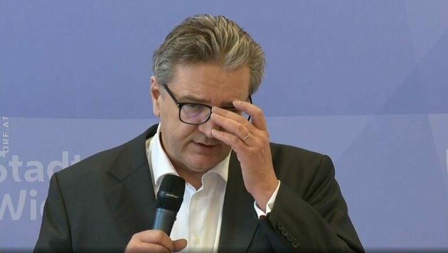 Augen, Nase, Mund: Stadtrat Peter Hacker lässt kaum eine Körperöffnung oberhalb des Halses aus: So sollte es nicht sein! (Bild: Screenshot ORF)