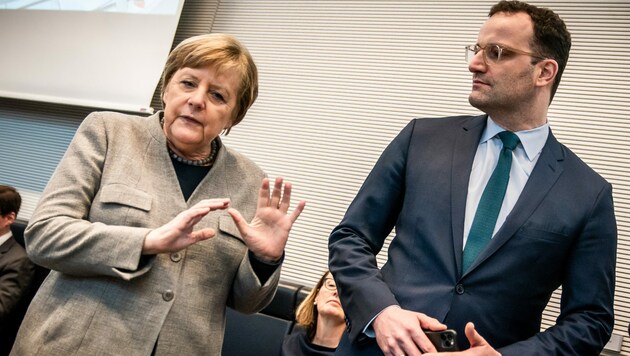 Die deutsche Bundeskanzlerin Angela Merkel (CDU) mit Gesundheitsminister Jens Spahn (CDU) (Bild: APA/dpa/Michael Kappeler)