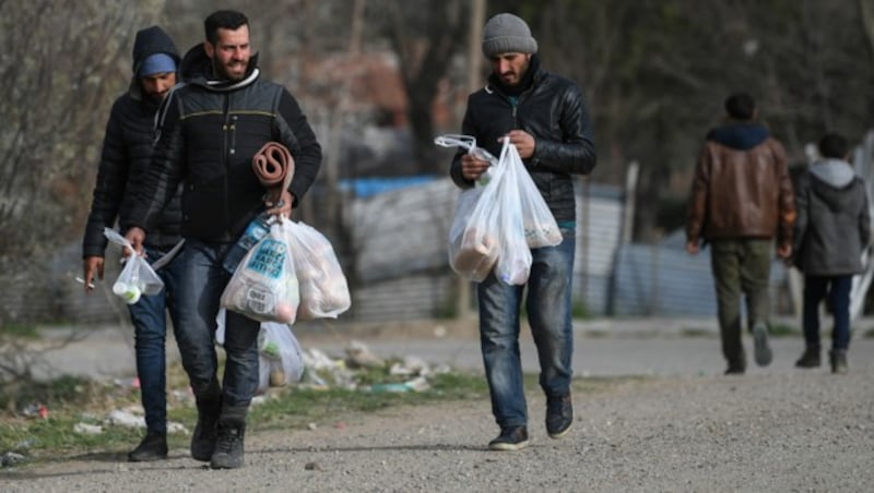 Migranten am Grenzübergang Pazarkule (Bild: AFP)