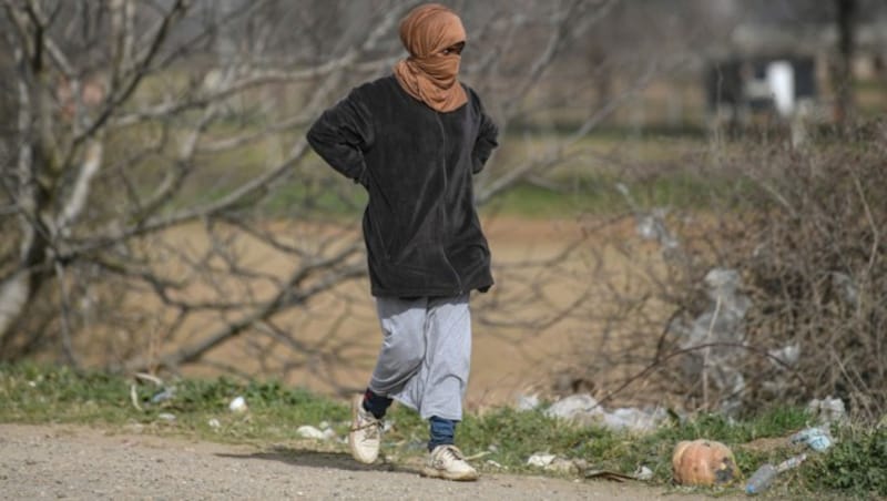 Ein Migrant am Grenzübergang Pazarkule (Bild: AFP)