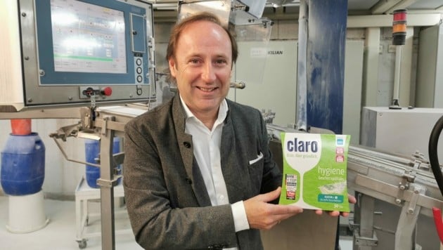 Claro-Gründer Josef Dygruber (52) mit den Hygienetabs. 40 Mitarbeiter sind bei den Mondseern beschäftigt. (Bild: Barbara Kneidinger)