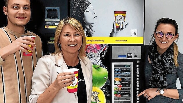 Praktisch und umweltfreundlich: Die Mitarbeiterinnen und Mitarbeiter von Dinkhauser Kartonagen freuen sich über den neuen Getränkeautomat der Firma Holly. (Bild: Dinkhauser Kartonagen)