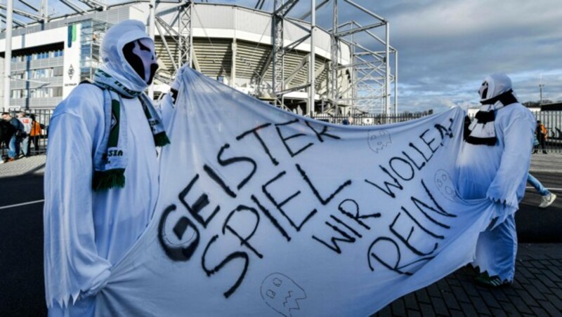 Borussia-Fans demonstrieren gegen das „Geisterspiel“ zwischen Borussia Mönchengladbach und dem 1. FC Köln. (Bild: AP)