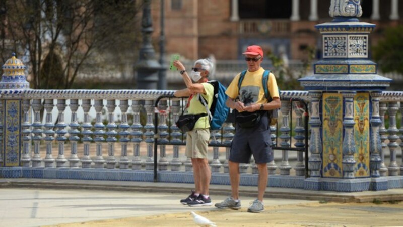 Touristen auf der Plaza Espana in Sevilla (Bild: AFP)