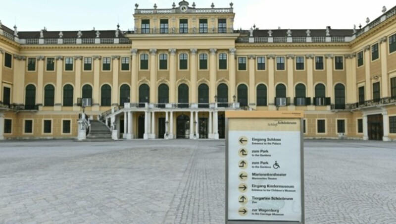 So leer hat man Schönbrunn selten gesehen ... (Bild: APA/HERBERT NEUBAUER)