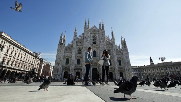 Der nahezu verwaiste Domplatz in Mailand (Bild: AP)