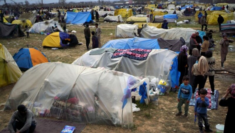 Migranten campieren in der Nähe des Grenzübergangs Pazarkule. (Bild: AP)