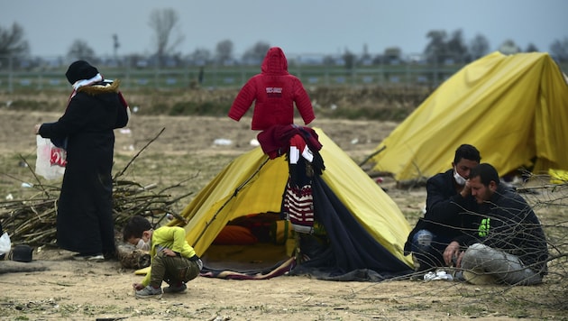 NGOs fordern die Evakuierung der griechischen Flüchtlingscamps. (Bild: AP)