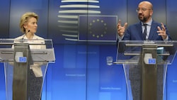 EU-Kommissionspräsidentin Ursula von der Leyen und EU-Ratspräsident Charles Michel (Bild: AP)