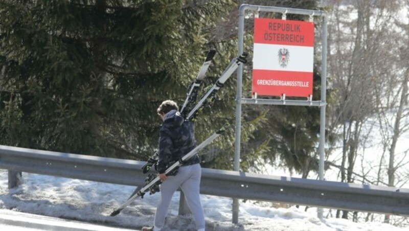 Diese Grenzgängerin war in Nauders zum Skifahren, hatte ihr Auto aber in Südtirol geparkt. (Bild: Birbaumer Christof)