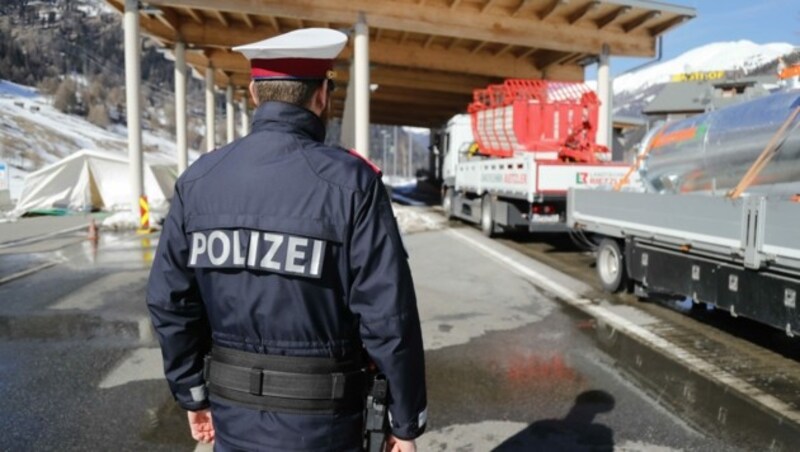 Die Polizei überwachte den Lkw-Verkehr am Reschenpass. (Bild: Birbaumer Christof)