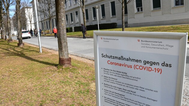 In der Grazer Uniklinik wird breitflächig über das Coronavirus informiert. Jetzt ist auch eine Ärztin betroffen. (Bild: Christian Jauschowetz)