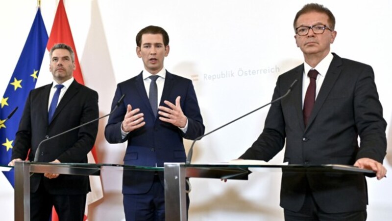 Gesundheitsminister Rudolf Anschober, Bundeskanzler Sebastian Kurz und Innenminister Karl Nehammer (v.r.n.l.) (Bild: APA/HERBERT NEUBAUER)