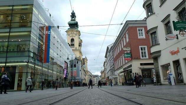 Auf der Linzer Landstraße sind seit den Corona-Maßnahmen der Regierung deutlich weniger Menschen. (Bild: Einöder Horst)