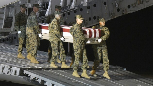 Ein Team der Marines mit dem Sarg von Gunnery Sgt. Diego D. Pongo auf der Dover Air Force Base (Bild: AP)