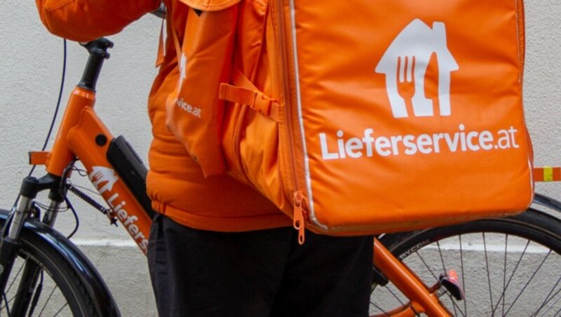 Ein Mitarbeiter von Lieferservice.at (Bild: APA/LUKAS HUTER)