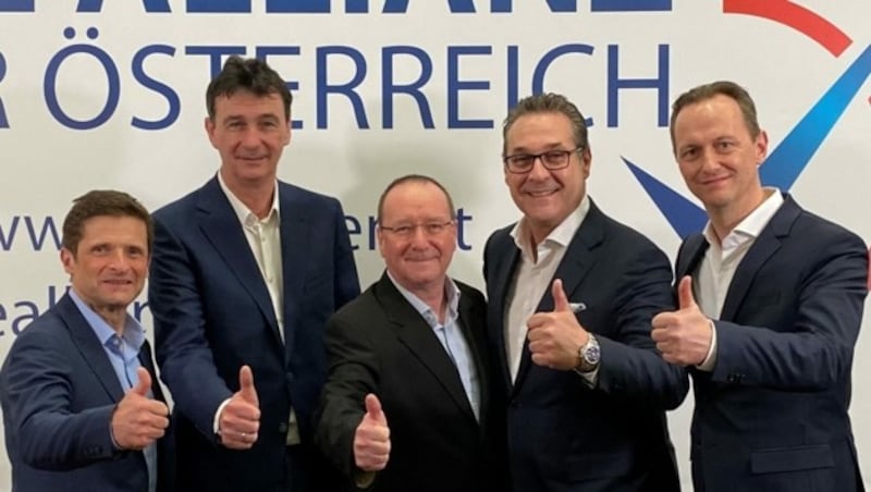 Bezirksrat Gerhard Wegscheidler (Mitte) mit (v.l.) Landtagsabgeordnetem Dietrich Kops, Klubobmann Karl Baron, Bürgermeister-Kandidat Heinz-Christian Strache und Landtagsabgeordnetem Klaus Handler (Bild: Die Allianz für Österreich (DAÖ))