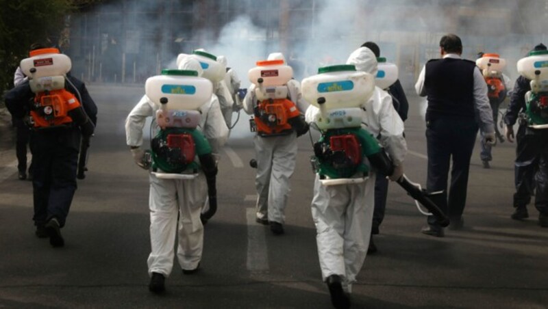 Iran: Feuerwehrleute wurden in der Hauptstadt Teheran damit beauftragt, die Straßen zu desinfizieren. (Bild: AP)