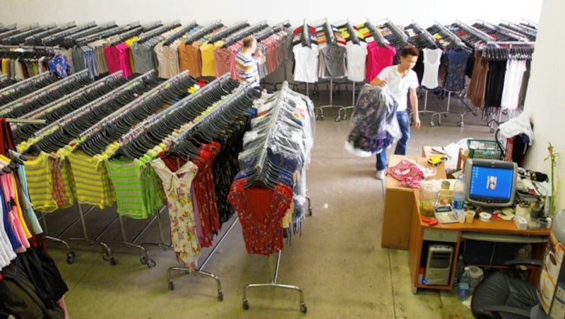 Ein Kleiderlager in Prato: Hier kaufen Händler zu Dumping-Preisen ein. (Bild: Jörg Müller/Visum/picturedesk.com)