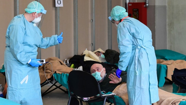 Intensivstation in Brescia, Lombardei: Die italienischen Gesundheitsbehörden appellierten an die Italiener in Heimisolierung, umsichtig zu handeln, um nicht Angehörige anzustecken. (Bild: AFP)