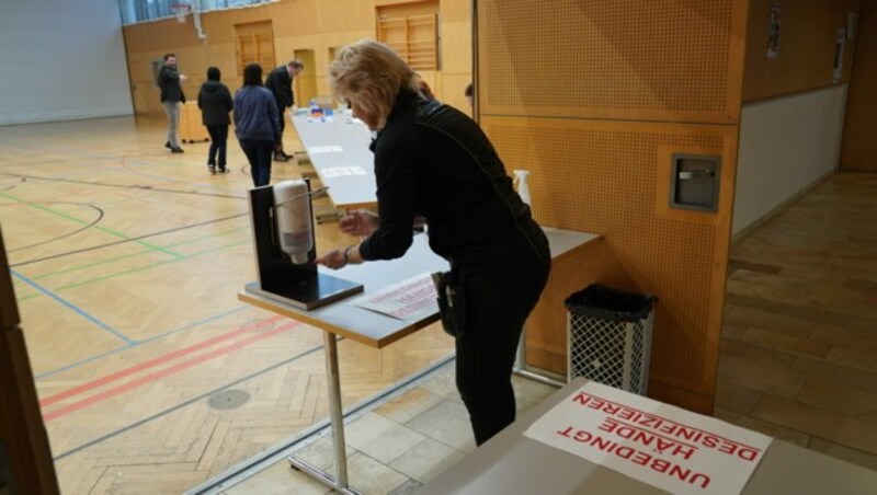 Desinfektionsspender beim Eingang zum Wahllokal in St. Peter am Ottersbach (Bild: Sepp Pail)