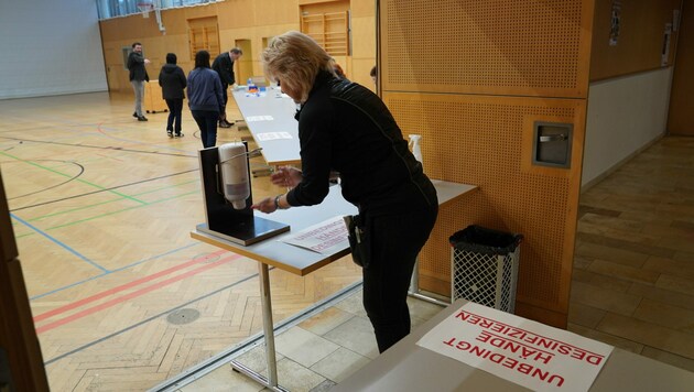Desinfektionsspender beim Eingang zum Wahllokal in St. Peter am Ottersbach (Bild: Sepp Pail)