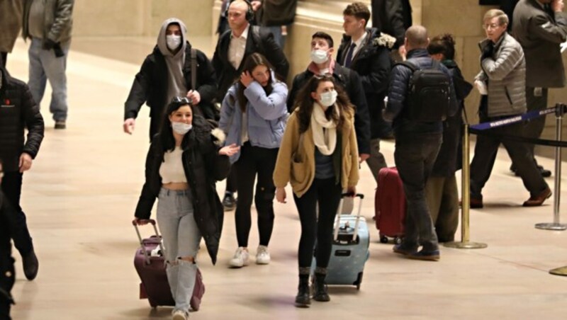 Passanten im Grand Central Terminal in New York (Bild: AP)